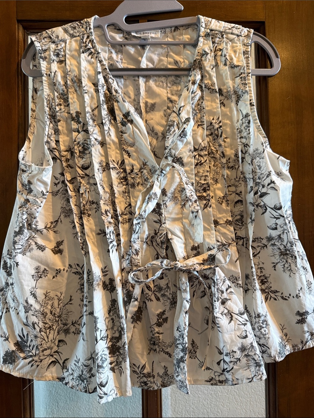 Blu Pepper White Sleeveless Floral Tie-Waist Top